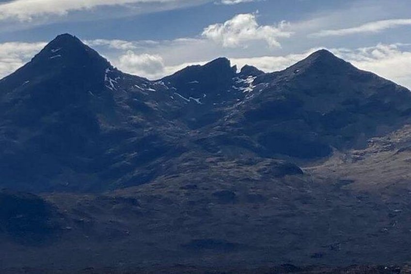 Cordillera con picos escarpados y cielo nublado. 2