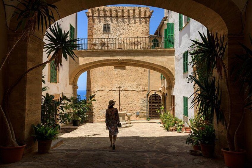 Traveler exploring a courtyard in Banyalbufar 1