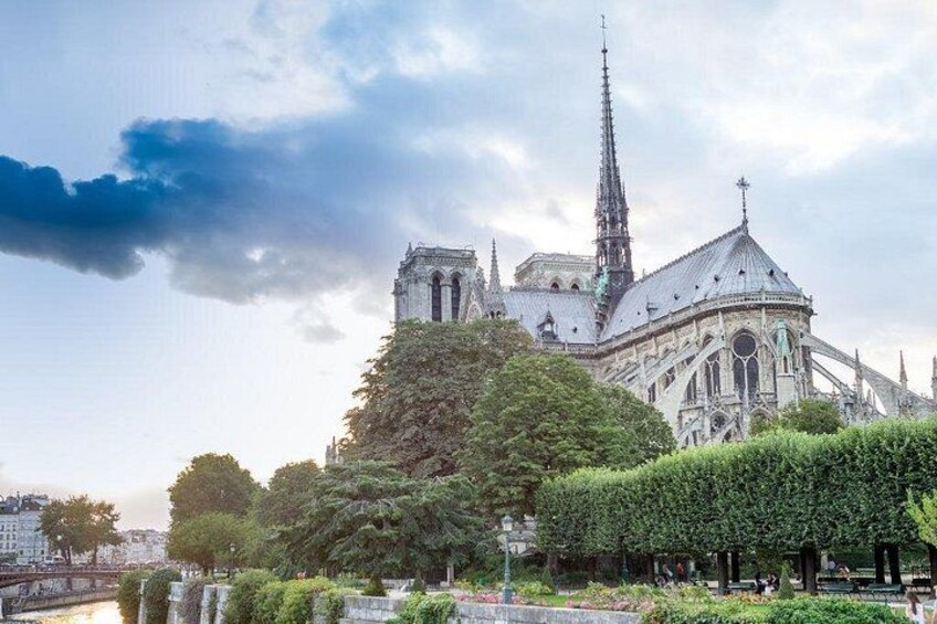 Paris: Exclusive Outside Tour of Notre Dame Cathedral 1