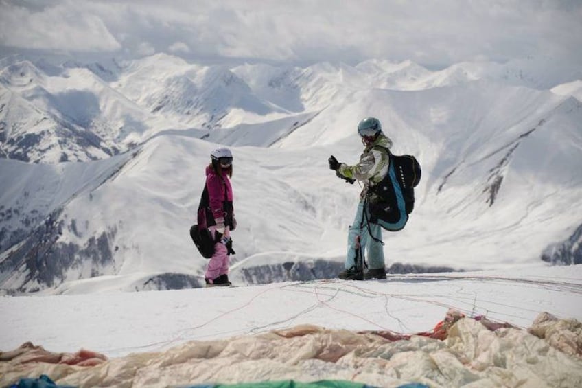 Dos personas en una montaña nevada bajo un cielo despejado. 2