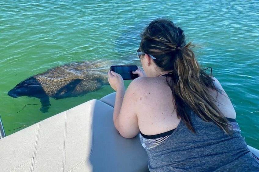 Una persona en un bote con un tiburón nadando cerca. 5