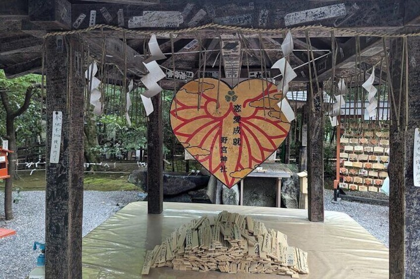 Una estructura tradicional japonesa con un adorno con forma de corazón colgando del techo. 2