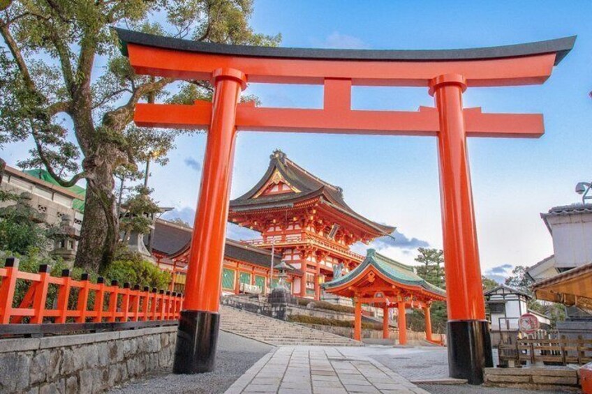 Un edificio japonés tradicional con un torii rojo en primer plano. 4