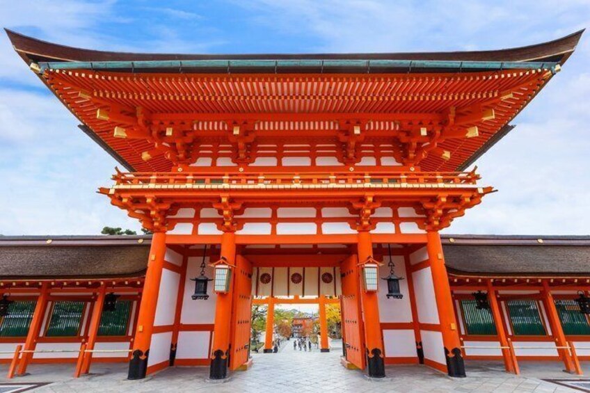 Un torii japonés tradicional de color naranja brillante y techo curvo. 3