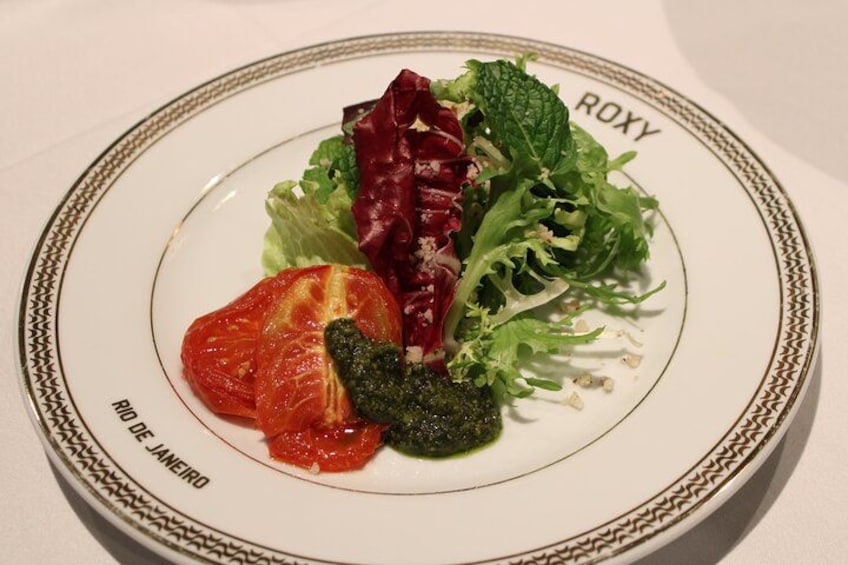 Un plato con ensalada, que incluye lechuga, tomates y brócoli. 4
