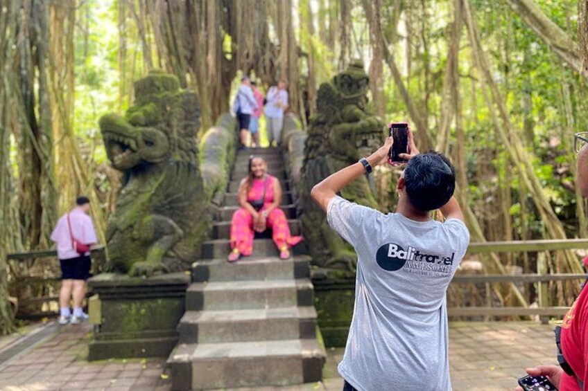 Bali Travel Awesome Guide: Expert tour guide and mobile photographer assistant, capturing your Bali moments with precision and passion. 3