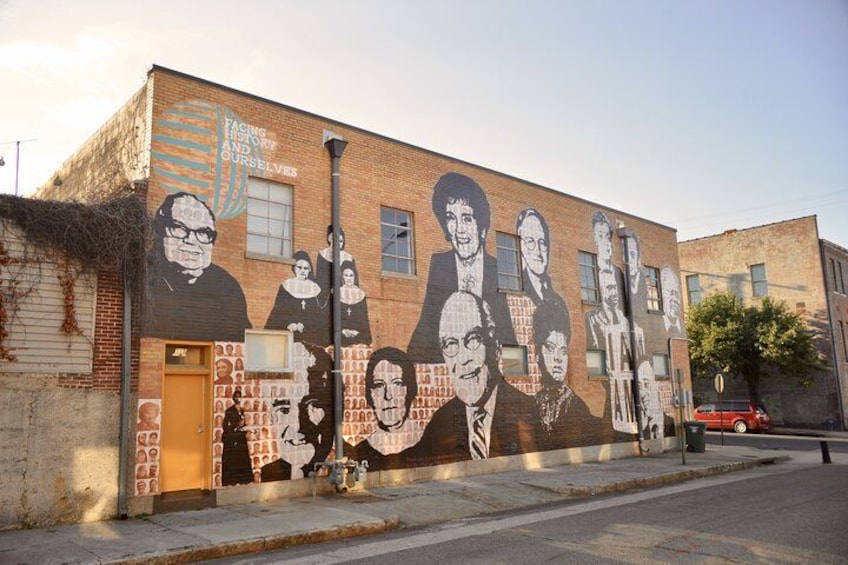 Un mural en un edificio con varias figuras y texto. 3
