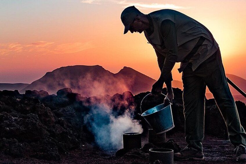Timanfaya Evening Experience and Volcano Dinner 4
