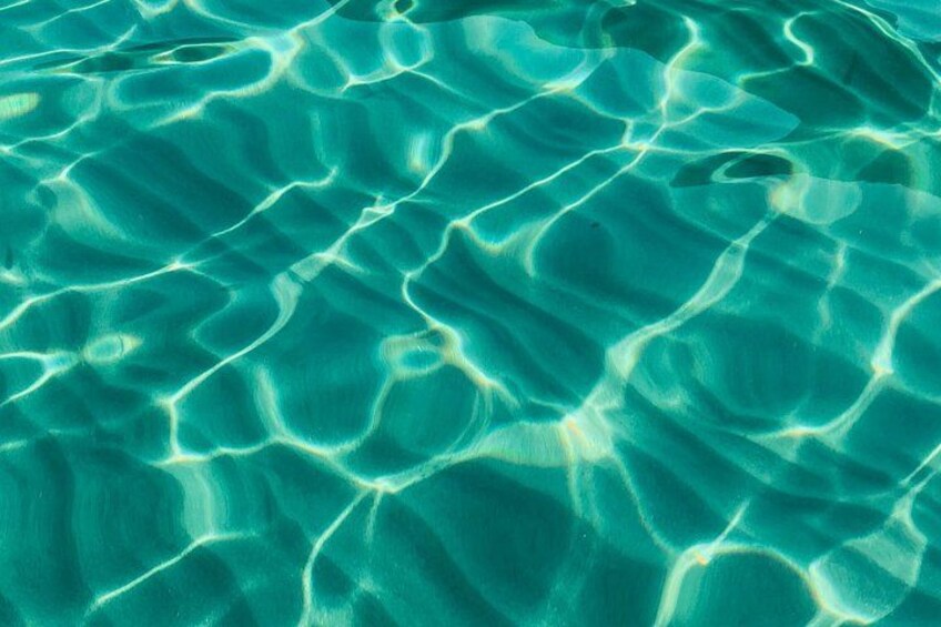 Clear water with light patterns. 4