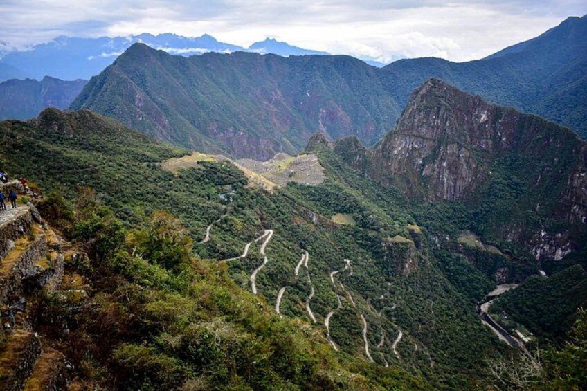 Paesaggio montuoso con strade tortuose e vegetazione fitta. 3