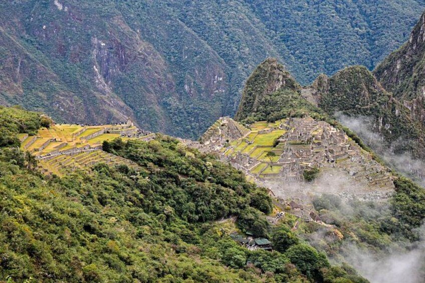Paesaggio montuoso con campi a terrazza e antiche rovine. 1