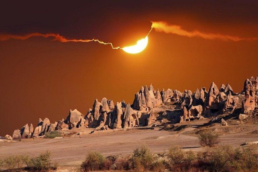 Woestijnlandschap met rotsformaties onder een zonsondergang. 1