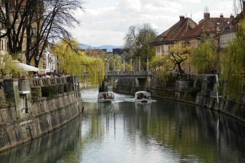 Un río con un puente, edificios y árboles a lo largo de las orillas. 2