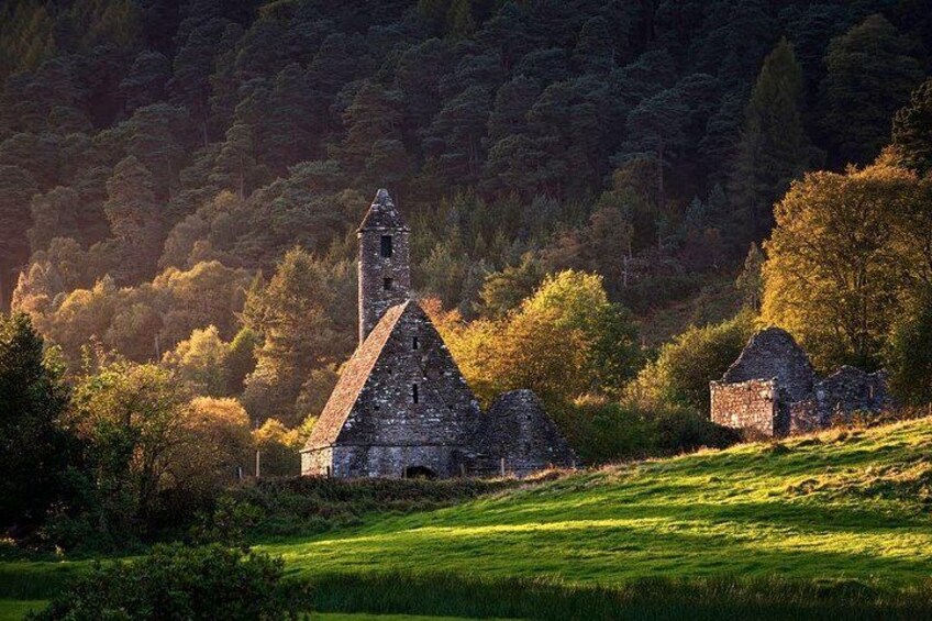 Paisaje rural con una iglesia de piedra y ruinas en una ladera. 3