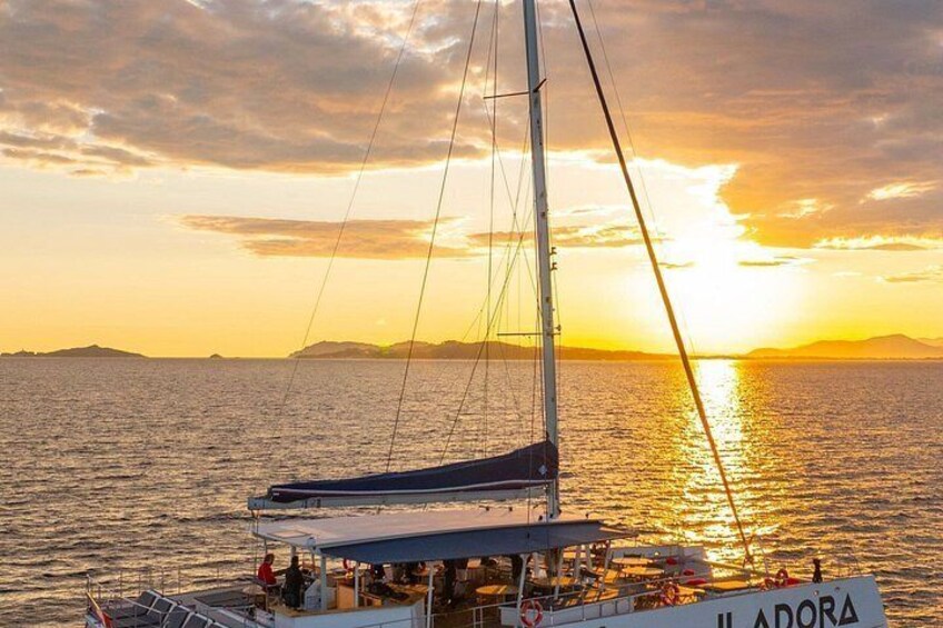 Un veliero di nome 'Iladora' su acque calme al tramonto. 2
