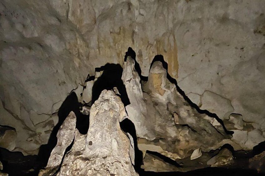 Een grot binnen met stalactieten en stalagmieten. 2