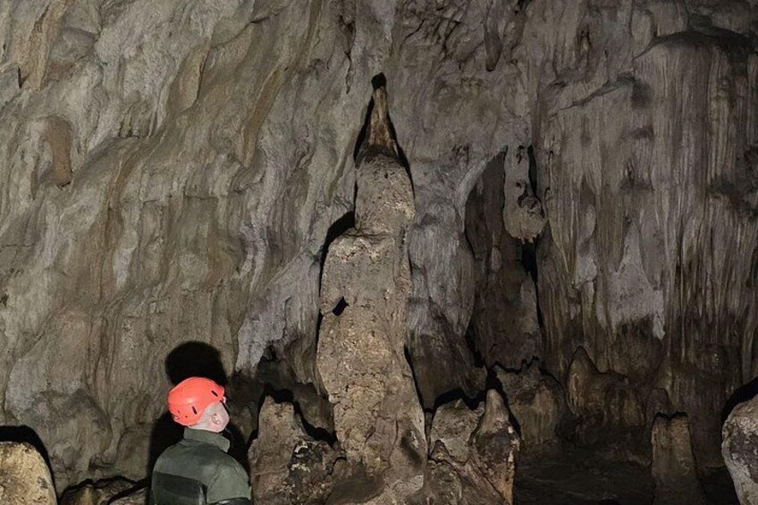 Een grotinterieur met stalactieten en stalagmieten. 3