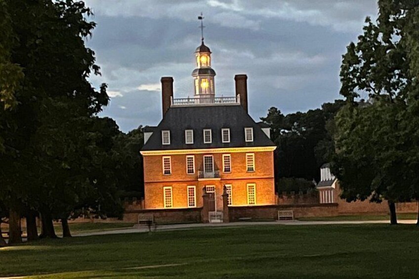 We'll stop for a photo in front of the magnificent Governor's Palace. 2