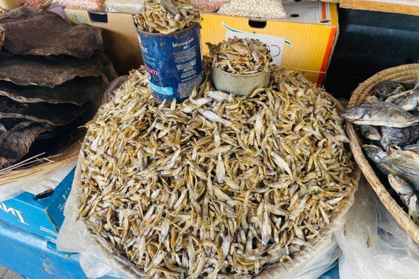 Un puesto de mercado con pescado seco y otros productos del mar. 3