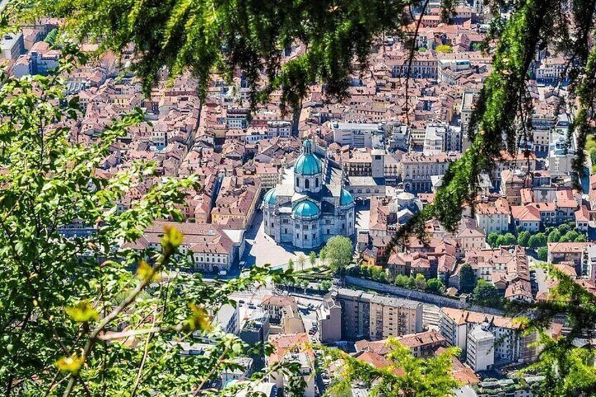 Panorama urbano con una chiesa in evidenza, caratterizzata da una cupola blu, circondata da edifici ravvicinati. 3