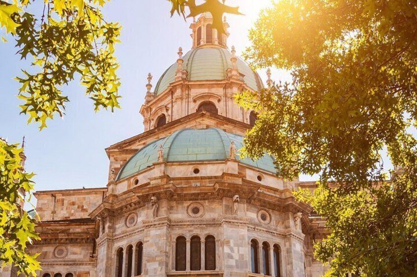Un edificio storico con una cupola verde e finestre ad arco. 5