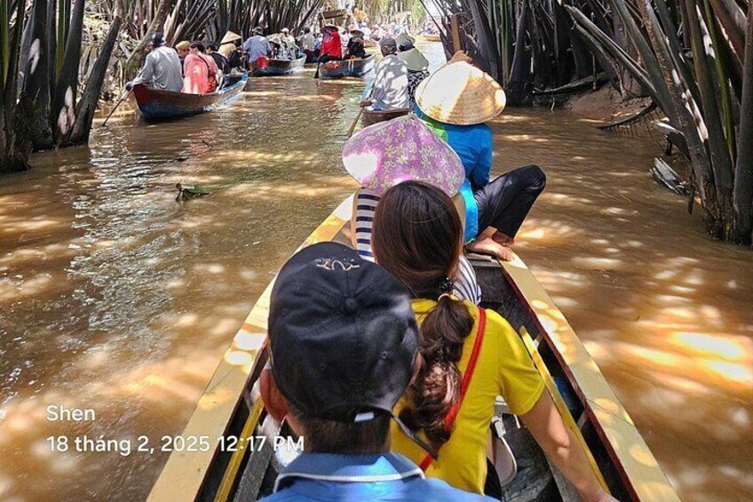 Un grupo de personas en una embarcación navegando por un río rodeado de manglares. 4