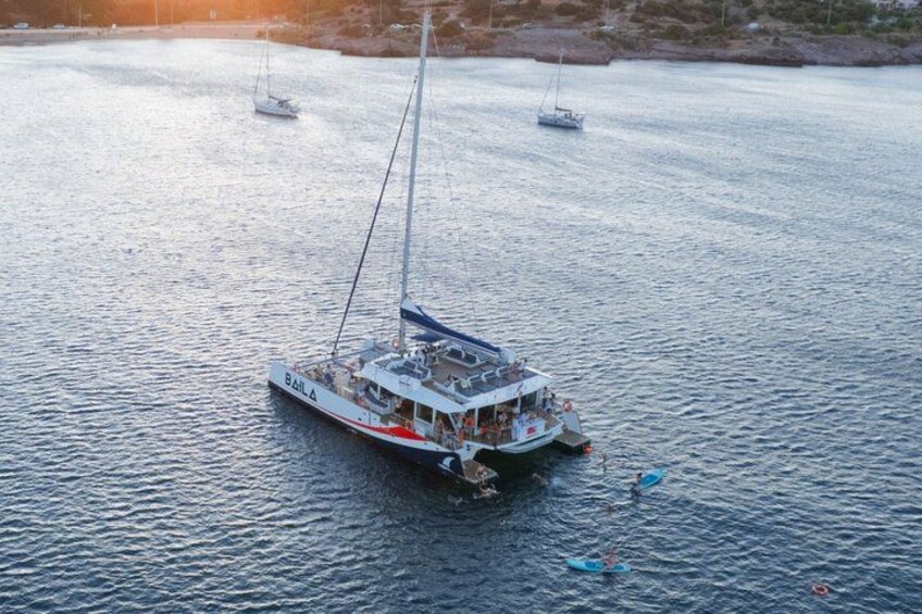 Un velero con camarote y pasajeros navegando en aguas tranquilas. 3