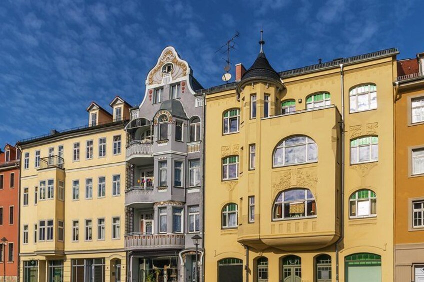 Una hilera de edificios coloridos con fachadas y balcones ornamentados. 1