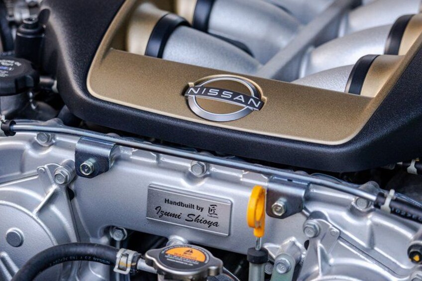 Un motore Nissan con una targhetta che indica che è stato assemblato a mano da Izuma Shingha. 5