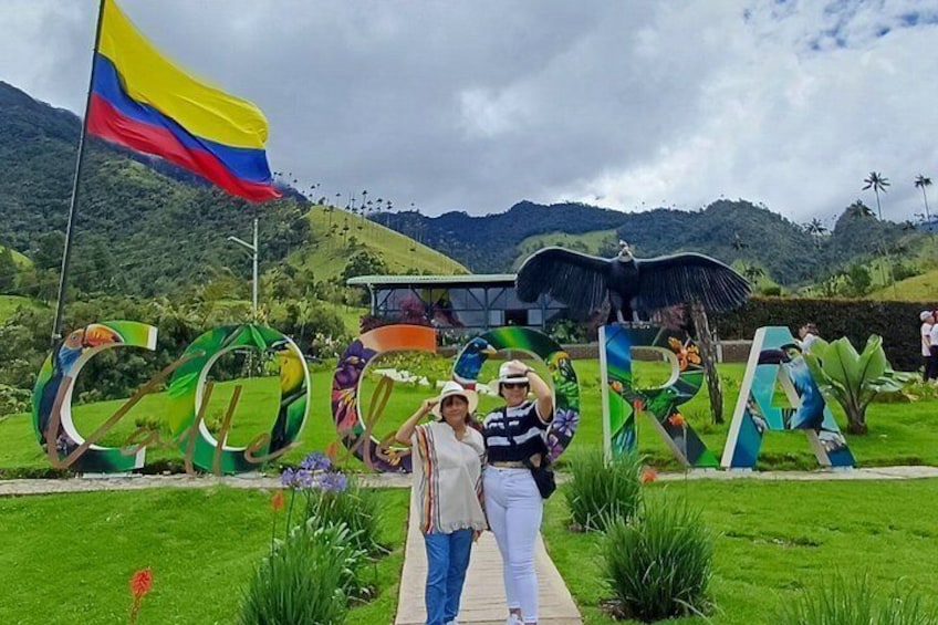 Et skilt med ordet 'COLOMBIA' og et flag. 4
