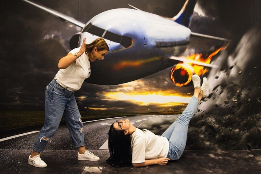 Une personne allongée sur le sol, avec un grand avion en arrière-plan. 1