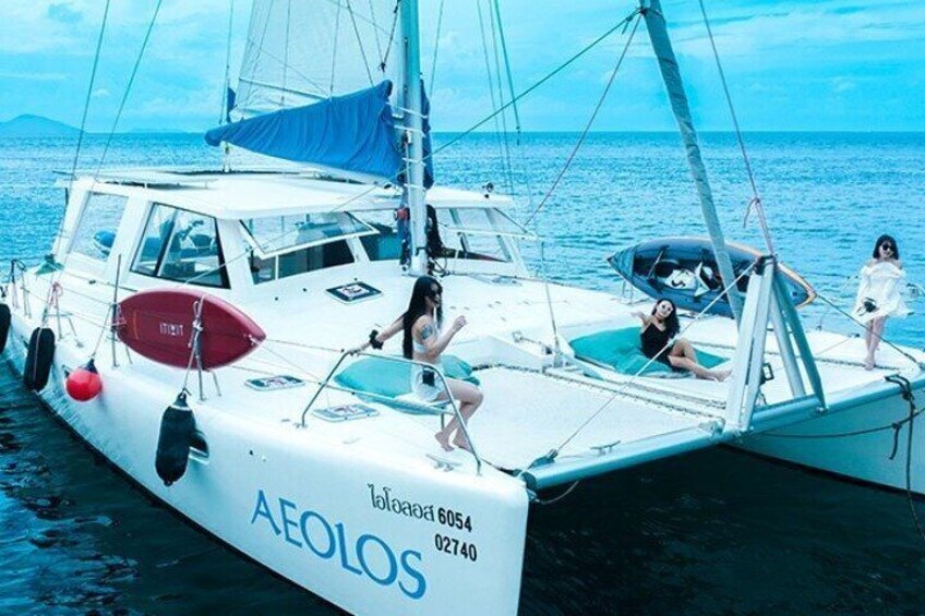 Un voilier blanc portant le nom « AEOLOS » sur sa coque, amarré dans des eaux calmes. 4