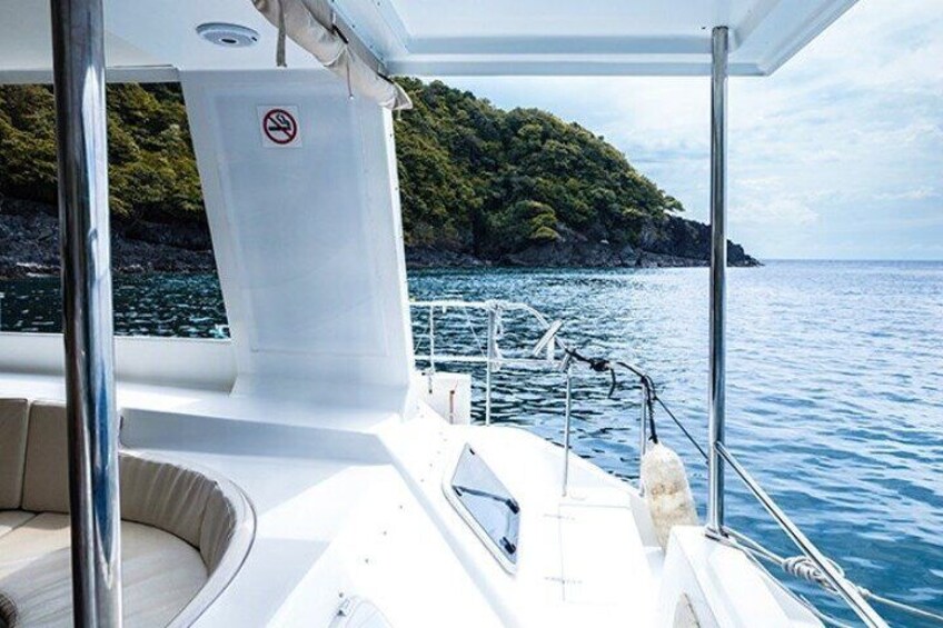Un bateau sur lequel il est interdit de fumer, doté de sièges rembourrés et offrant une vue sur une côte rocheuse bordée d’eau. 5