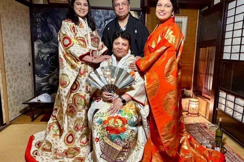 Een traditionele Japanse kamer met tatami vloerbedekking, een shoji schuifwand en een hangende scroll. 1