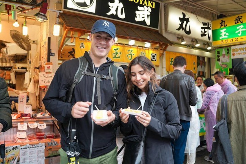 Ein belebter Markt mit Menschen, die essen und sich unterhalten. 4