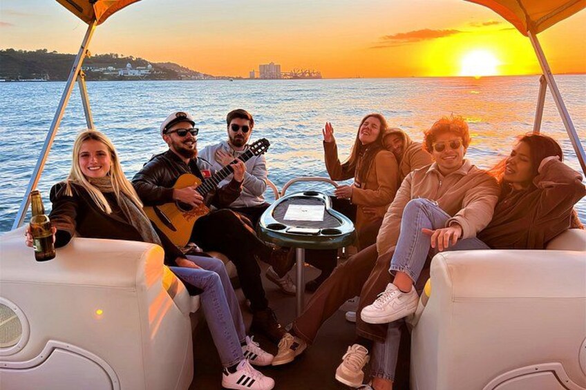 En grupp människor på en båt med en solnedgång i bakgrunden. 5