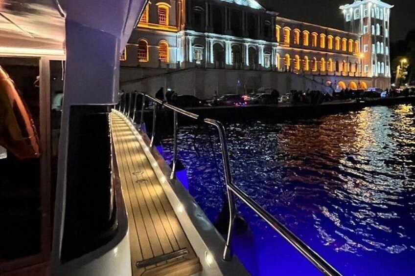 Istanbul Private Bosphorus Luxury Yacht 20m 65ft – 20 Guests 3