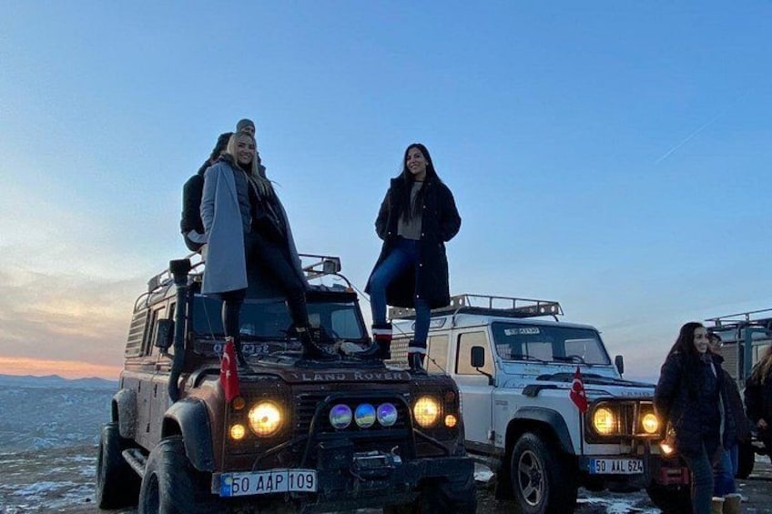 Un grupo de personas de pie sobre un vehículo con placa '50 AAP 109' en un entorno nevado. 2