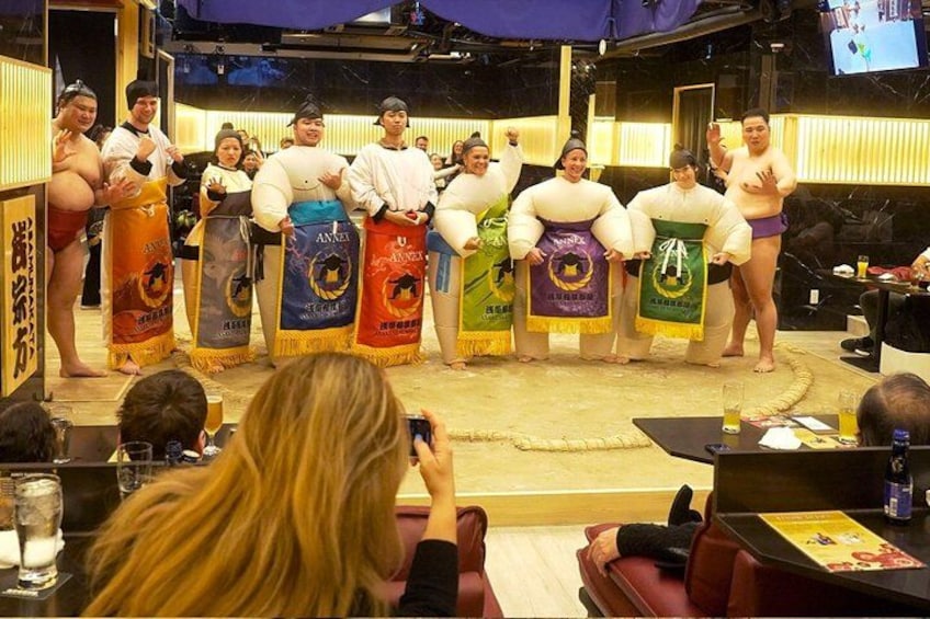 Un evento de sumo con participantes con vestimenta tradicional. 4