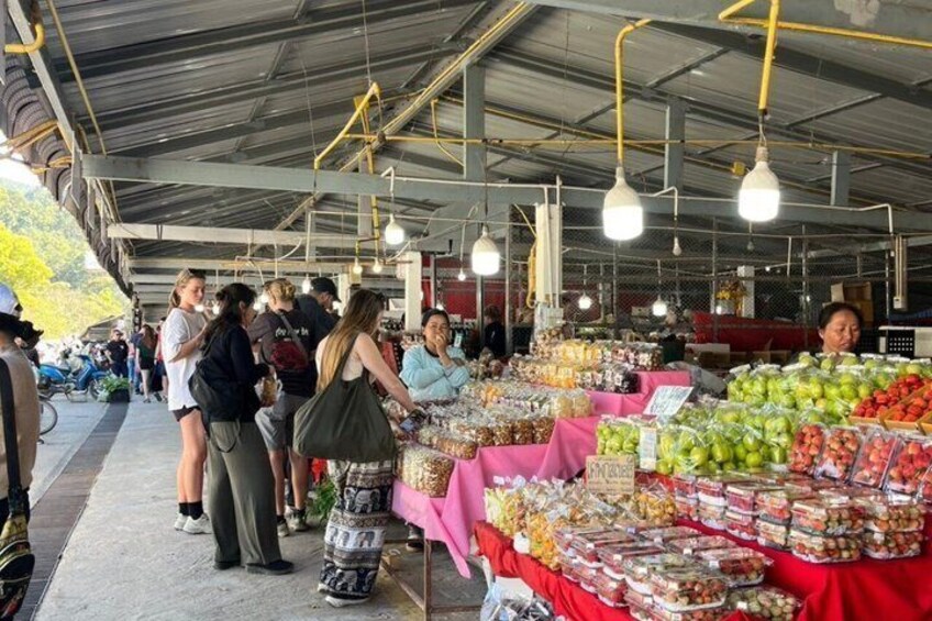 Ein Markt mit einer Auswahl an Lebensmitteln, darunter Obst und verpackten Waren. 5