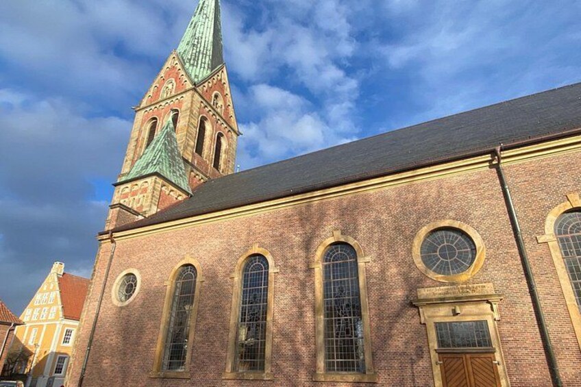 Una chiesa storica con un'alta torre e finestre ad arco. 5