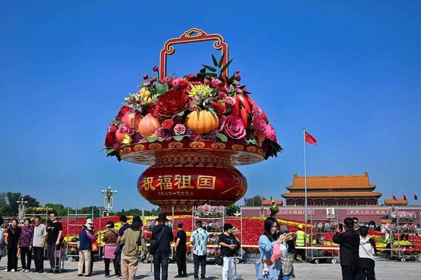 Un'ampia composizione floreale decorativa di fronte a un edificio tradizionale. 5