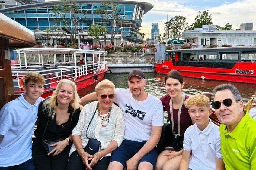 Family group smiling at Merlion Park Singapore during the Omnicity Tours night tour with River Cruise and Marina Bay light shows 3