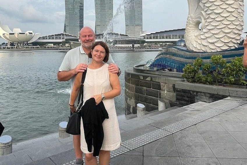 merlion-park-marina-bay-couple-photo-singapore-river-cruise 5