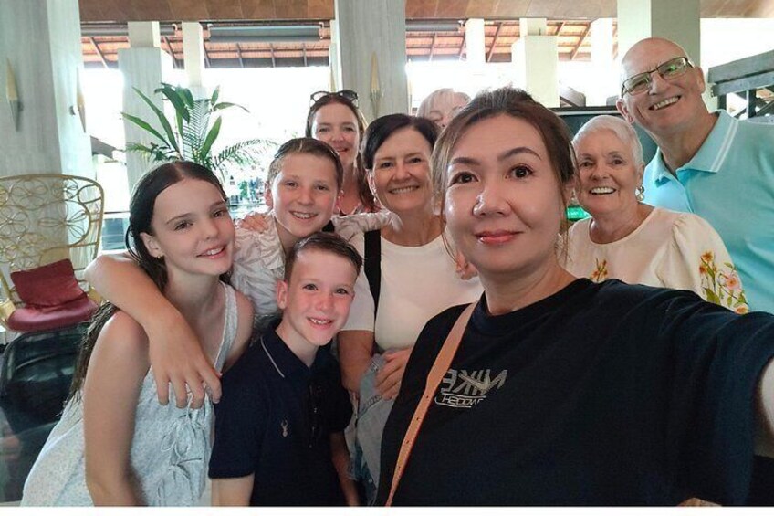Guests taking a friendly group photo with their guide before the Singapore Night Tour — part of Omnicity Tours’ small-group River Cruise and light show experience. 2