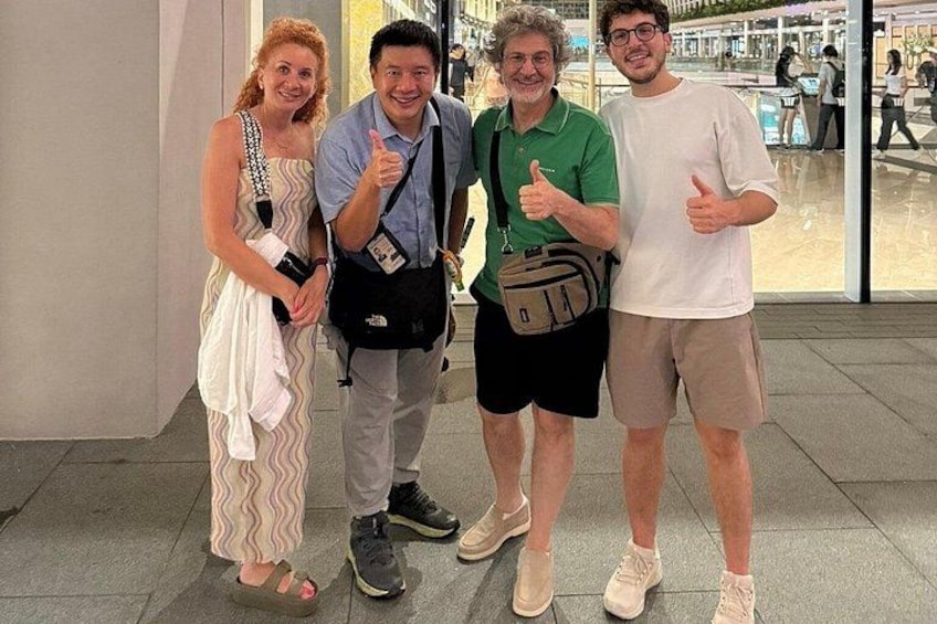 licensed-local-guide-with-guests-marina-bay-sands-night-tour 4