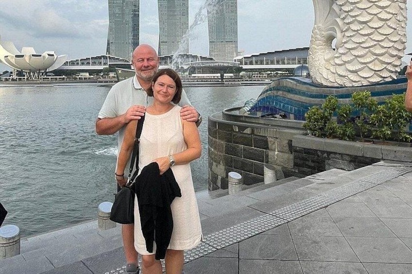 merlion-park-marina-bay-couple-photo-singapore-river-cruise 3