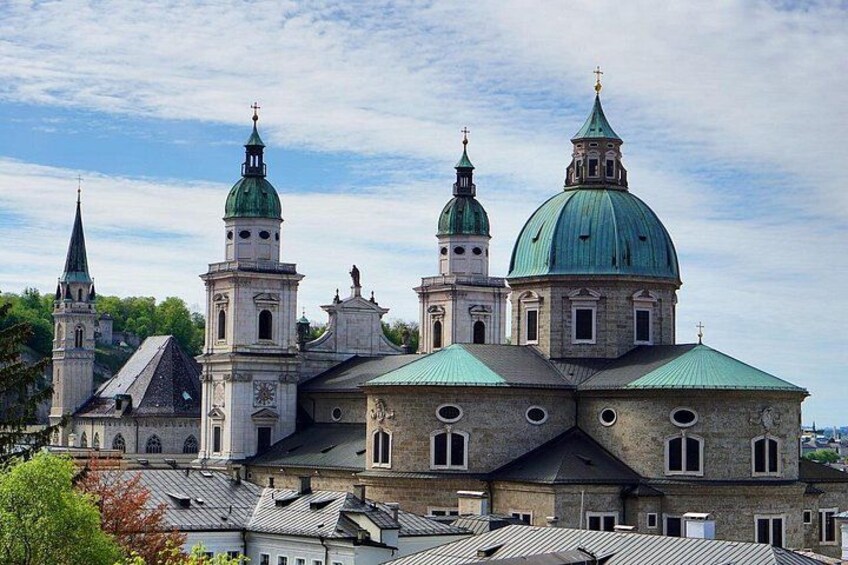 Una iglesia histórica con múltiples cúpulas y torres, rodeada de árboles y otros edificios. 3