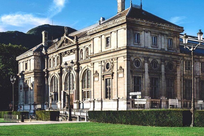 Explore Grenoble in 60 minutes with a Local 5