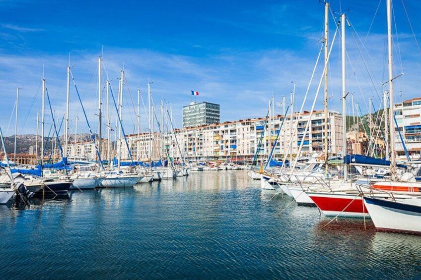 Explore Toulon in 60 minutes with a Local 1